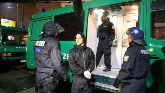 Polizei setzt rechtsextreme Hooligans fest