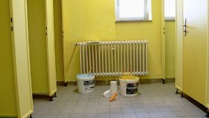 Noch sind die Arbeiten nicht ganz abgeschlossen. Doch die Eltern haben schon einiges geschafft – die Toiletten der Fasanenhofschule sind nicht wiederzuerkennen. Foto: Maiky Woydt