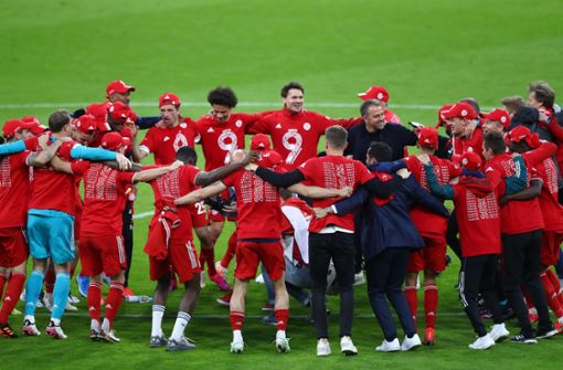 Ein Tänzchen für den neunten Titel in Serie: der FC Bayern ist wieder deutscher Fußball-Meister. Foto: dpa/Peter Kneffel