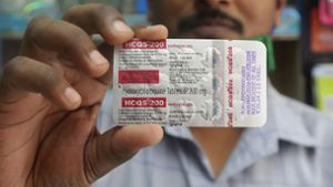 Das Malariamittel Hydroxychloroquin verursacht bei an Covid-19 erkrankten Menschen teilweise gefährliche Nebenwirkungen: Frankreich verbietet den Einsatz nun. Foto: AP/Rafiq Maqbool