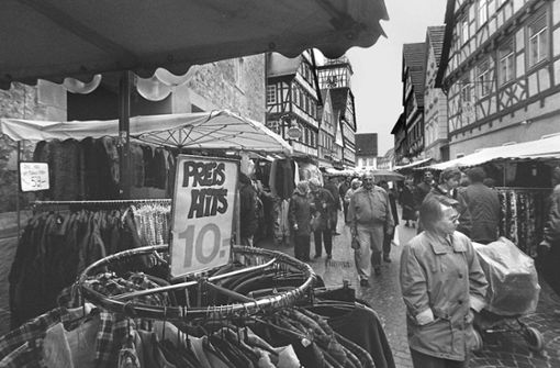 Die Preise haben sich seit dem Jahr 1997, in dem dieses Bild entstanden ist, geändert. Die Anziehungskraft des Tages der offenen Türe zum Märzenmarktwochenende in Kirchheim ist geblieben. Foto: Archiv