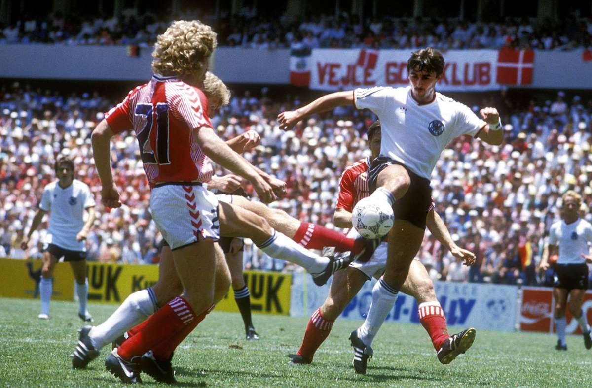 Nur einmal traf die deutsche Mannschaft bei einer Weltmeisterschaft auf die Dänen (im Foto Klaus Allofs/re.). Am 13. Juni 1986 bei der WM in Mexiko unterlag die DFB-Elf im Gruppenspiel mit 0:2, die Tore für Dänemark erzielten Jesper Olsen (43.) und  John Eriksen (63.).