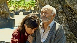Alma (Anna Castillo) spürt den Schmerz ihres Opas Ramón (Manuel Cucala). Foto: Verleih