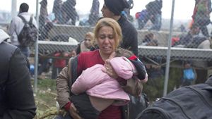 Grenzer setzen  Tränengas gegen Flüchtlinge ein