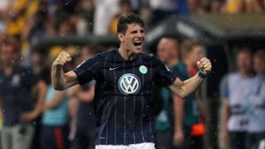 Braunschweig 2017: Mario Gomez feiert mit dem VfL Wolfsburg den Erfolg in der Relegation. Foto: AFP