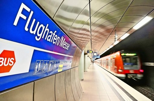 Können sich Geringverdiener und Arbeitslose die Fahrt in der S-Bahn bald nicht mehr leisten? Linke und Piratenpartie fordern vom Verkehrsverbund Stuttgart einen Stopp der Fahrpreiserhöhungen Foto: dpa