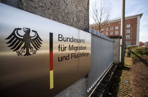 Das Bundesamt für Migration und Flüchtlinge (BAMF) hatte die Asylanträge der Betroffenen abgelehnt. (Symbolbild) Foto: dpa/Daniel Karmann