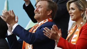 König Willem-Alexander und Königin Maxima im Stadion beim EM-Spiel der Niederlande gegen die Ukraine in Amsterdam. Foto: imago/ANP