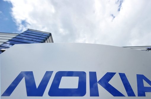 Nokia-Firmenzeichen in Ulm. Der finnische Konzern verhandelt derzeit mit Alcatel-Lucent über einen Zusammenschluss Foto: dpa