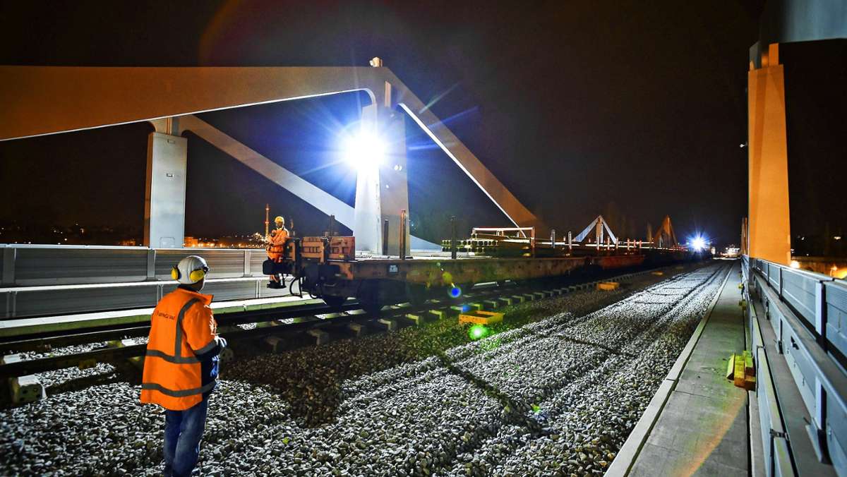Stuttgart 21: Erster Zug auf neuer Neckarbrücke