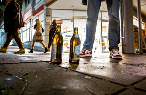 Bei zwei Flaschen Bier bleibt es bei einigen Jugendlichen oft nicht. Foto: Lichtgut/Julian Rettig