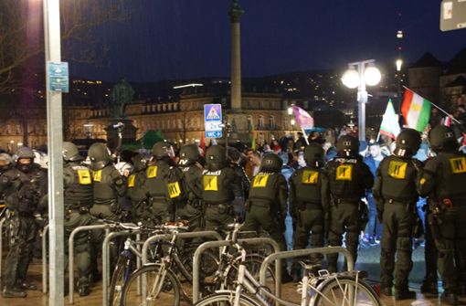 Bei einer Kurden-Demo in der Stuttgarter Innenstadt gab es zwei Festnahmen. Foto: SDMG