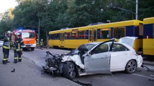 Bei dem Unfall in Stuttgart-Sillenbuch wurden zwei Menschen schwer verletzt. Foto: SDMG