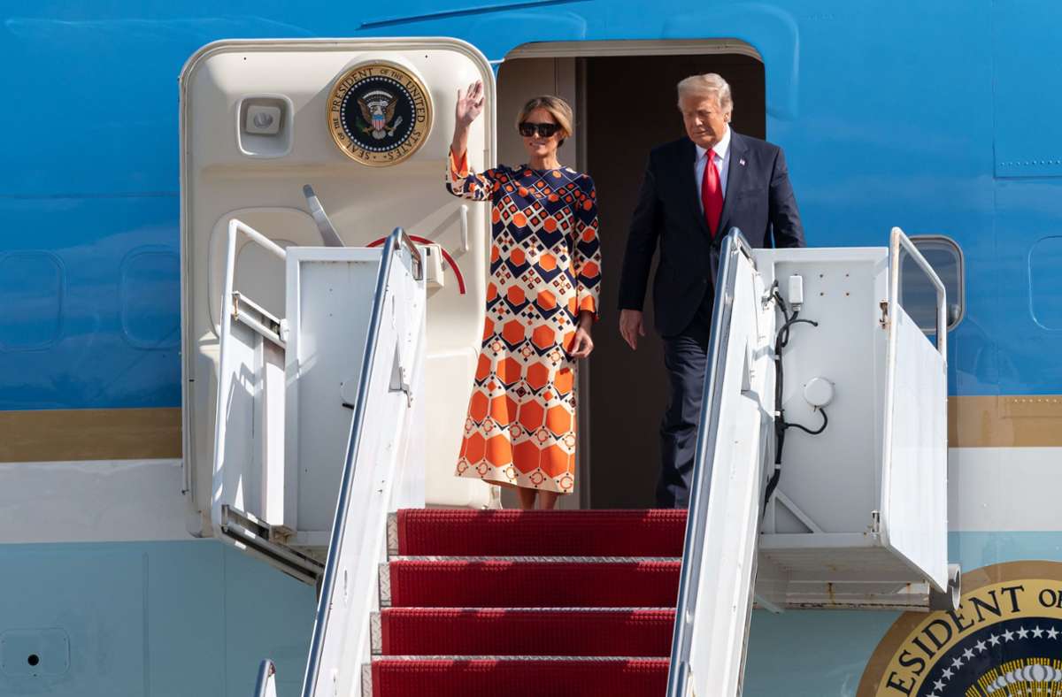 Hello, Florida! Melania und Donald Trump entsteigen „Air Force One“. Foto: AFP/Noam Galai