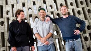 Die Sportfreunde Stiller Rüdiger Linhof, Florian Weber und Peter Brugger (von links) machen seit 20 Jahren Gute-Laune-Gitarren-Indie-Poprock und finden es immer noch super. Jetzt gibt es das neue Album „Sturm und Stille“. Foto: dpa