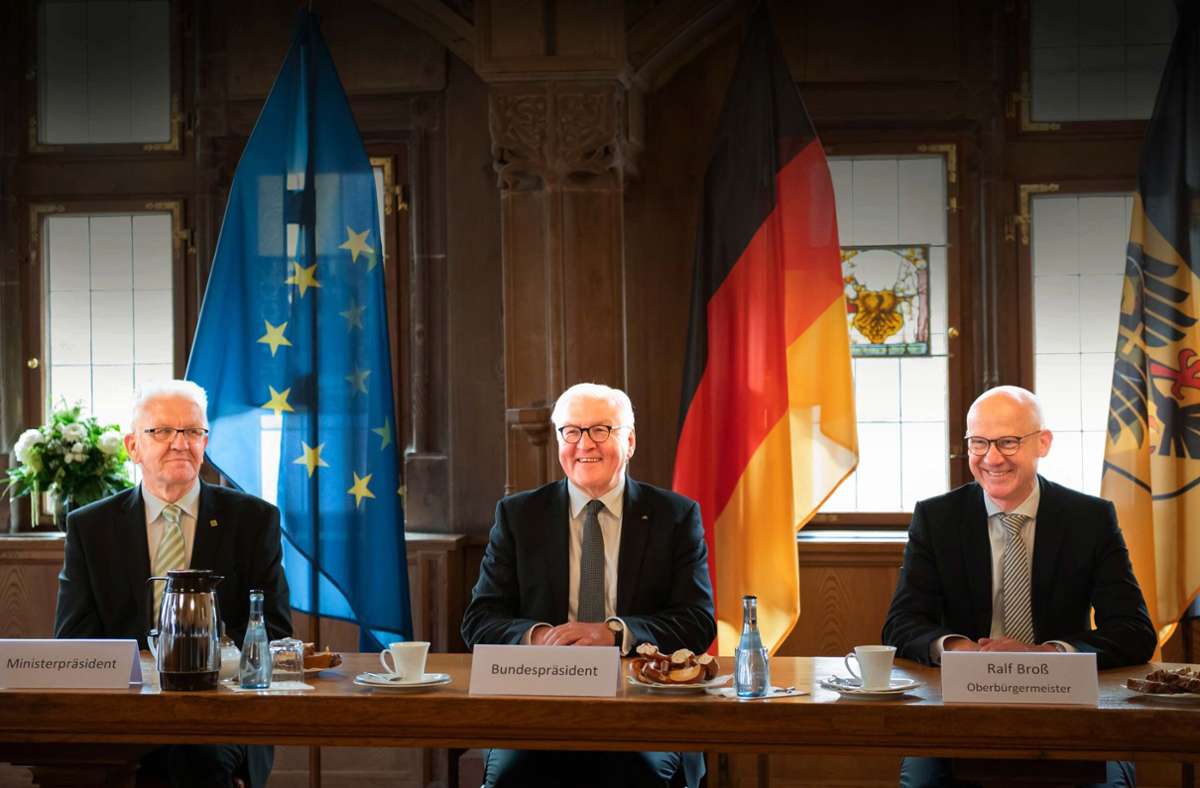 Der Rottweiler Oberbürgermeister Ralf Broß (rechts) konnte im Juni sogar den Bundespräsidenten Frank-Walter Steinmeier (Mitte) in seinem Rathaus begrüßen. Mit dabei als dessen „Buchsbäumchen“, wie er selbst sagt: der Ministerpräsident Winfried Kretschmann.