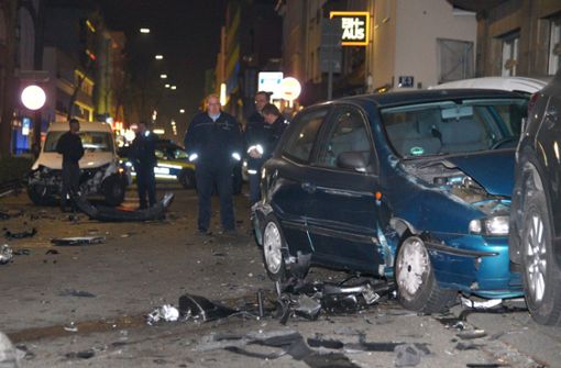 Beschädigte Fahrzeuge stehen am 28.01.2017 in Mannheim in einer Straße. Der Autoposer hatte bei einem Unfall in der Innenstadt seinen Sportwagen und weitere Autos beschädigt. (Archivfoto) Foto: dpa