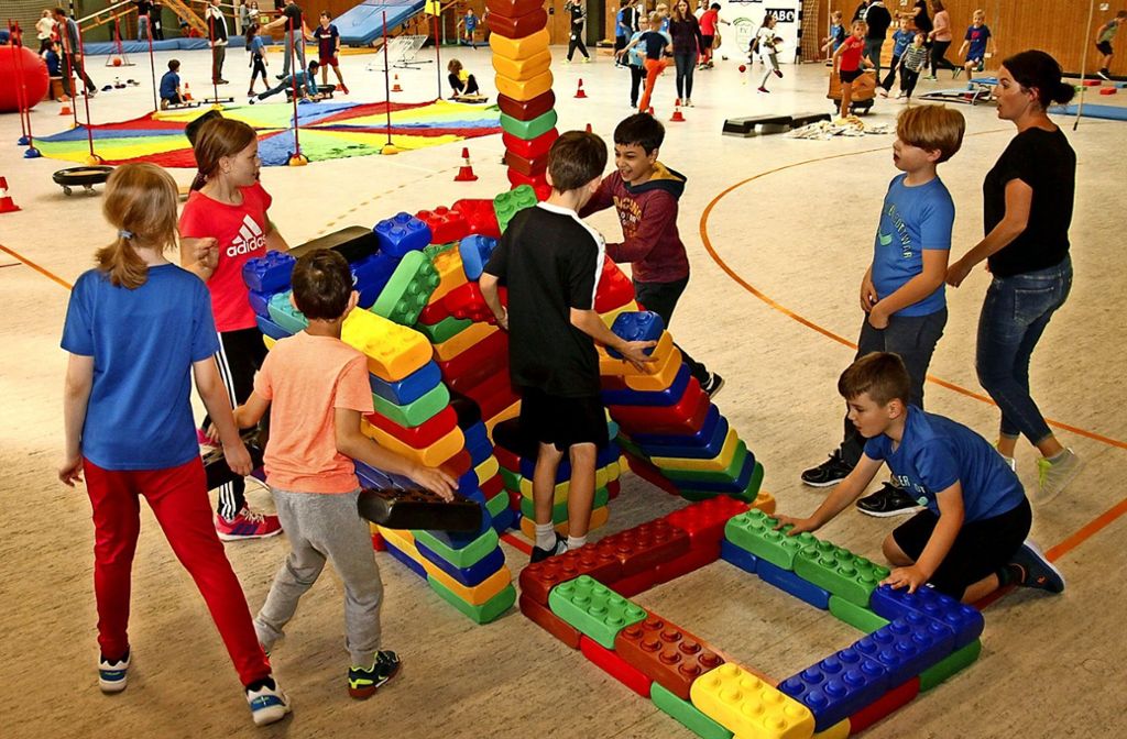 Den Kindern macht das Umwerfen der selbst gebauten  Legoburgen  am meisten Spaß. Foto: Frank Wittmer