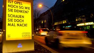 Hingucker auf der Straße: Die Opel-Kampagne. Die Auflösung findet man online. Foto: dpa