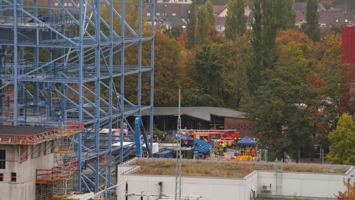 Gefahrstoffunfall in Stuttgart-Münster: Ammoniak läuft beim Umladen aus