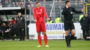 Schiedsrichter Harm Osmers hat Kontakt nach Köln, Mario Gomez schwant Übles Foto: Baumann