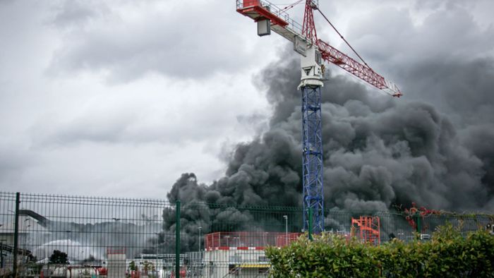 Feuer in französischer Chemiefabrik – Schulen geschlossen
