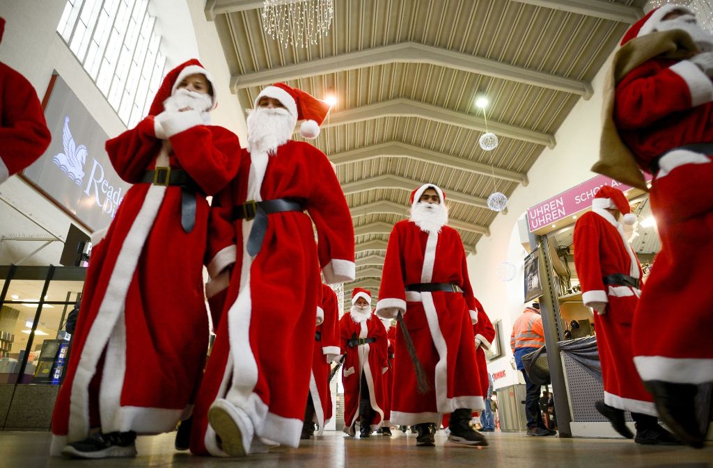 Treffpunkt Stuttgart Hauptbahnhof: Die Bahn hat von Weihnachtsmänner und -frauen kleine Geschenke an ihre Kunden verteilen lassen.