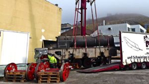 Der Kessel der alten Dampflok  wurd mit Hilfe der Firma Paule von Obertürkheim nach Weissach transportiert. Foto: Thomas Schäfer (z)