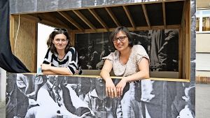 Marie Bues (links) und Martina Grohmann  sind seit einem Jahr gemeinsam die Intendantinnen des Theaters Rampe im Süden. Foto: Nina  Ayerle