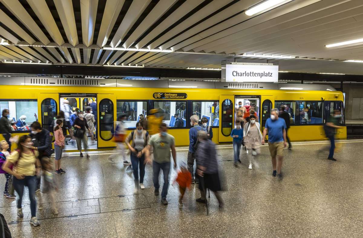 Auch in Stuttgart können Bus und Bahn bald für neun Euro pro Monat genutzt werden (Symbolbild). Foto: IMAGO/Arnulf Hettrich