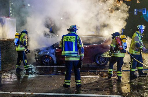 Feuerwehr und Polizei rückten am Wochenende wegen eines Autobrandes nach Bietigheim-Bissingen aus. Foto: SDMG