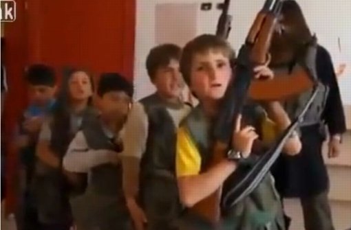 Auf einer Internet-Plattform für deutsche Dschihadisten wird Waffendrillfür Kinder gezeigt – rechts im Hintergrund: Der aus Georgien stammende Terrorist Murad Muslim Margoshvili Foto: Screenchot/youtube