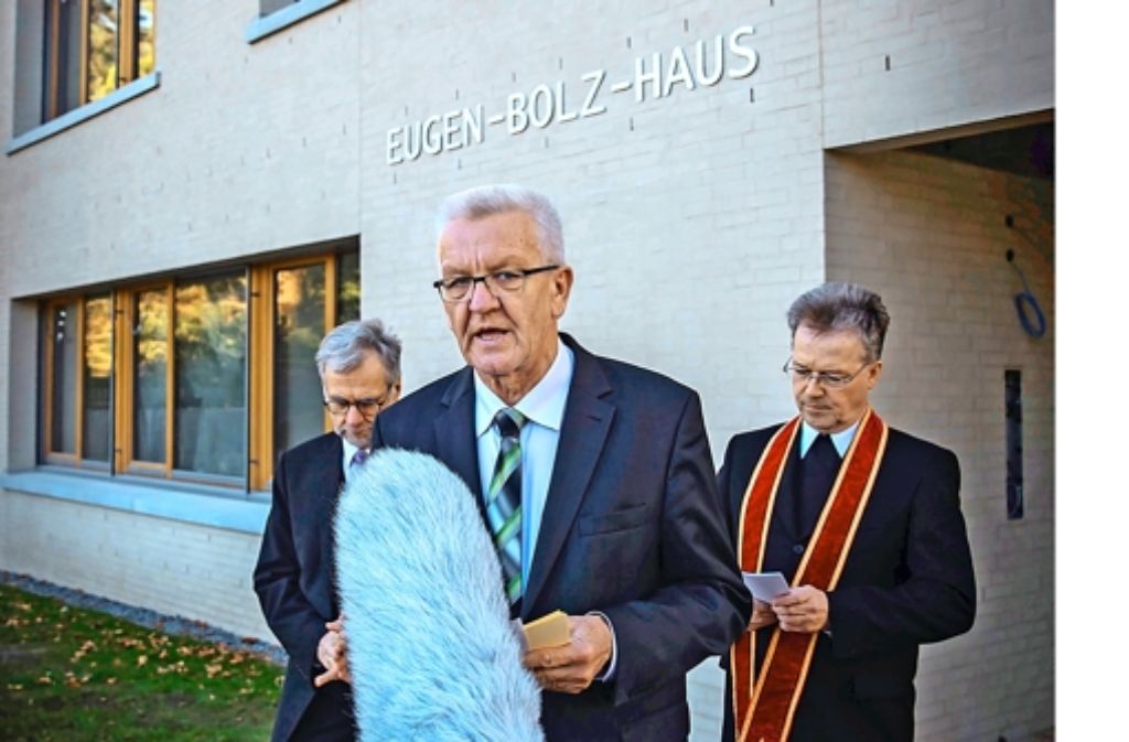 Ministerpräsident Kretschmann, assistiert von den Kirchenvertretern Mack (li.) und Stroppel (re.), bei der Einsegnung des neuen Staatsministeriums Foto: Lichtgut/Achim Zweygarth