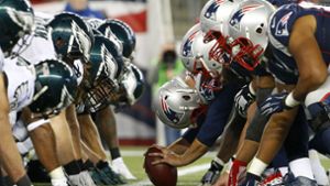 Die New England Patriots (rechts) treffen am Sonntag, 4. Februar 2018, beim 52. Super Bowl auf die Philadelphia Eagles. Am 6. Dezember 2015 traten sie bereits gegeneinander an. Bei dieser Partie gewannen die Philadelphia Eagles mit 35:28. Foto: AP