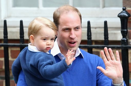Auf dem Arm seines Vaters, Prinz William, winkt der kleine Prinz George schüchtern in Richtung der Fotografen, die das St. Mary’s Hospitals belagern. Foto: Getty Images Europe