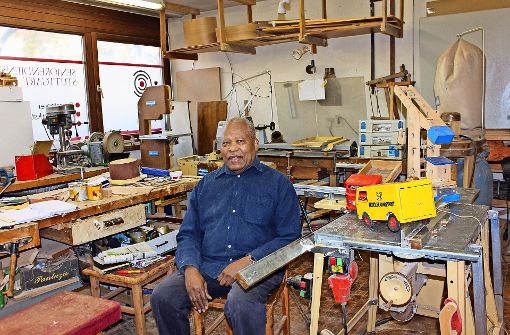 André Kooker  hat in der Holzwerkstatt im Burgenlandzentrum alles, was man braucht, um kaputt gegangene Möbel oder auch Kinderspielzeuge zu reparieren. Foto: Georg Friedel