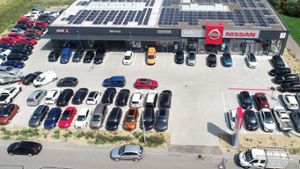 Auf dem Dach des Autohauses Heß in Murr ist eine Solaranlage installiert. Foto: Autohaus Heß