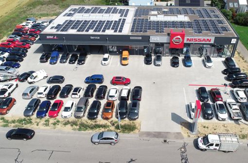 Auf dem Dach des Autohauses Heß in Murr ist eine Solaranlage installiert. Foto: Autohaus Heß