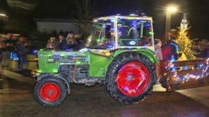 Weihnachtliche Traktoren fahren durch den Ort