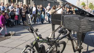 Der Künstler mit dem Fahrrad-Flügel hat am Donnerstag in Stuttgart Ärger bekommen. Foto: 7aktuell/Eyb (Archiv)