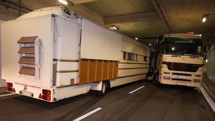 Defekte Bremse: Lastwagen steht quer