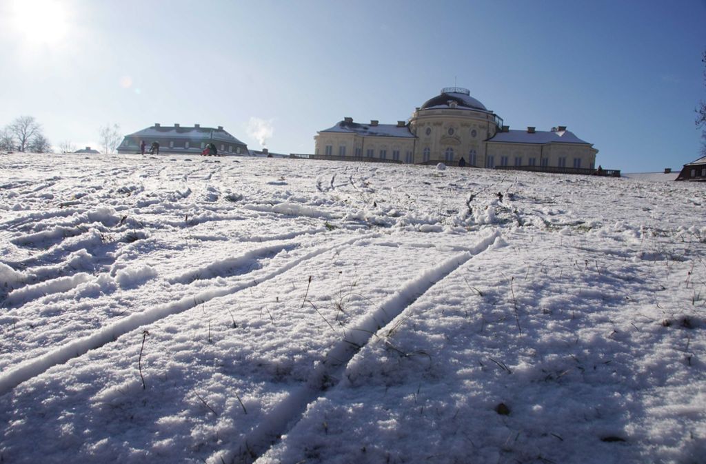 Das Schloss Solitude mit Schneehäubchen und unter einem blauen Himmel – schöner kann der Winter in Stuttgart kaum sein.