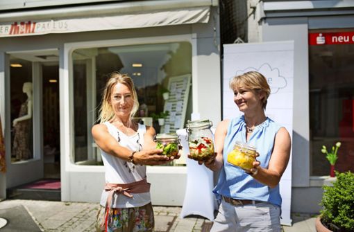 Andrea Menze (links) und Bettina Witthuhn machen mit unterschiedlichen Angeboten gemeinsame Sache in dem Laden Paulette. Foto: Horst Rudel