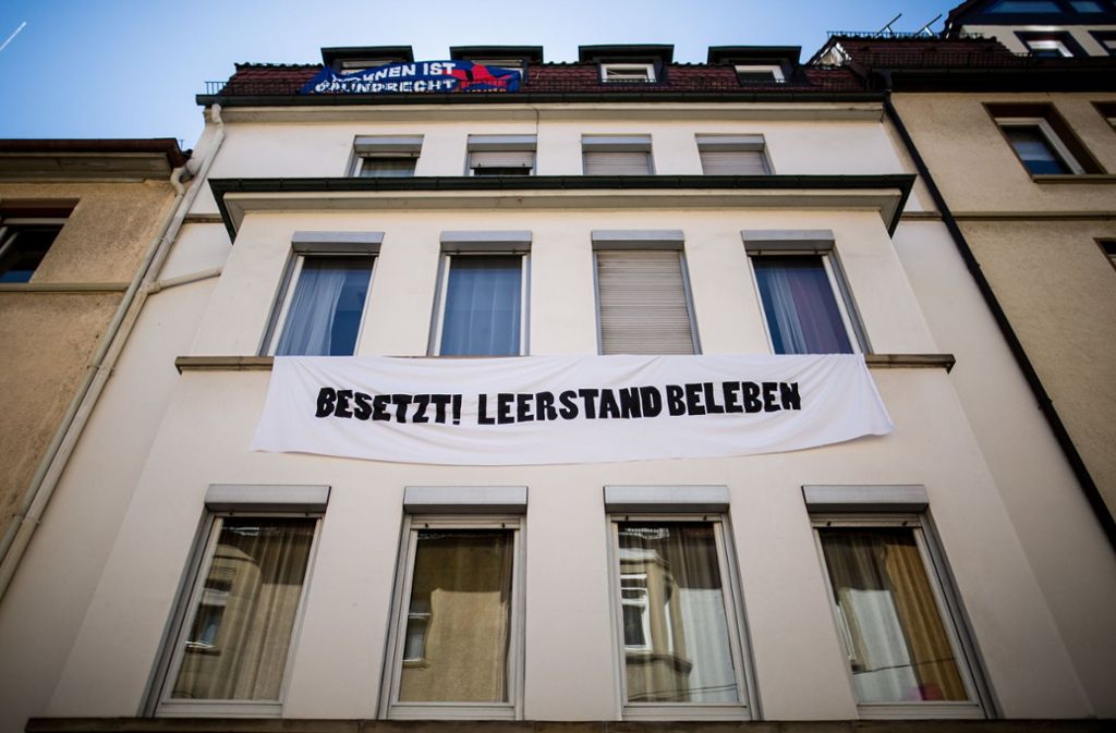 Das Haus in der Wilhelm-Raabe-Straße ist besetzt. Foto: dpa
