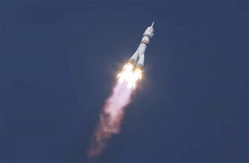 In diesem Bild aus Videomaterial, das von der Roscosmos Space Agency veröffentlicht wurde, startet vom Weltraumbahnhof Baikonur eine Sojus-Rakete mit den Raumfahrern Rubins, Ryschikow und Kud-Swertschkow an Bord. Foto: dpa/Uncredited