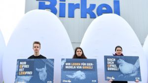 Peta-Aktivisten vor dem Unternehmen Birkel. Foto: dpa