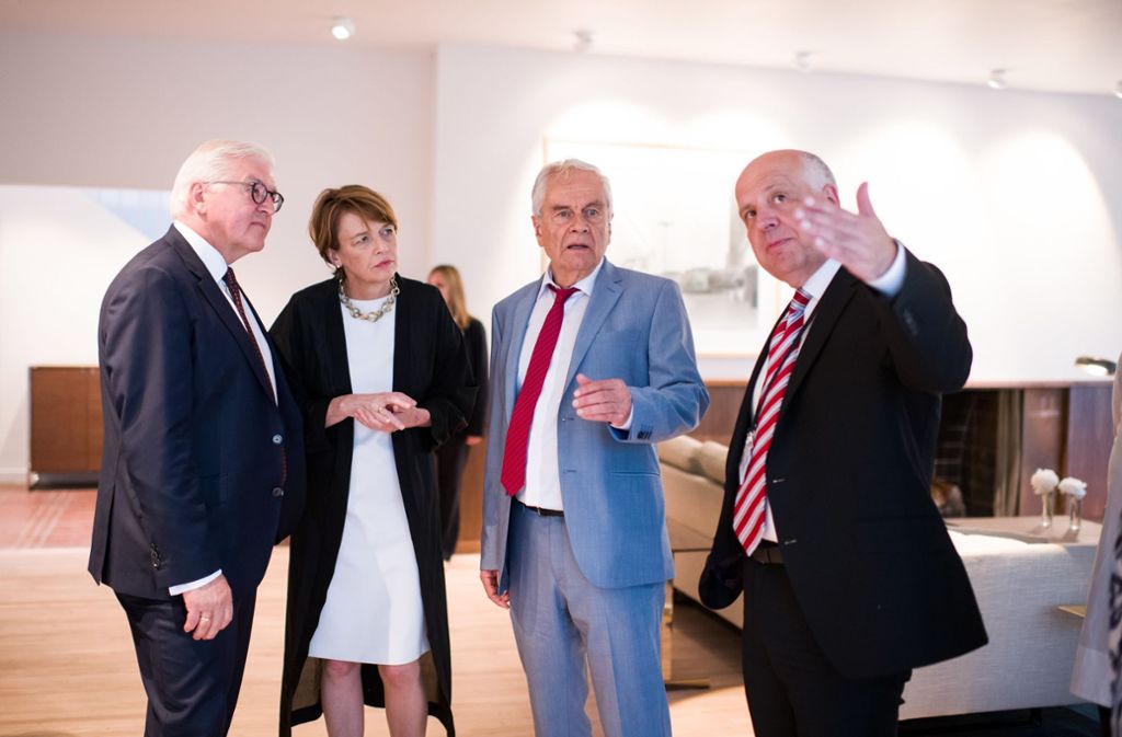Bundespräsident Frank-Walter Steinmeier und seine Frau Elke Büdenbender stehen zusammen mit dem Enkel des Schriftstellers, Fridolin Mann (zweiter von rechts), und dem Vorstandsvorsitzenden der Villa Aurora, Markus Klimmer (rechts), im ehemaligen Wohnzimmer von Thomas Mann.