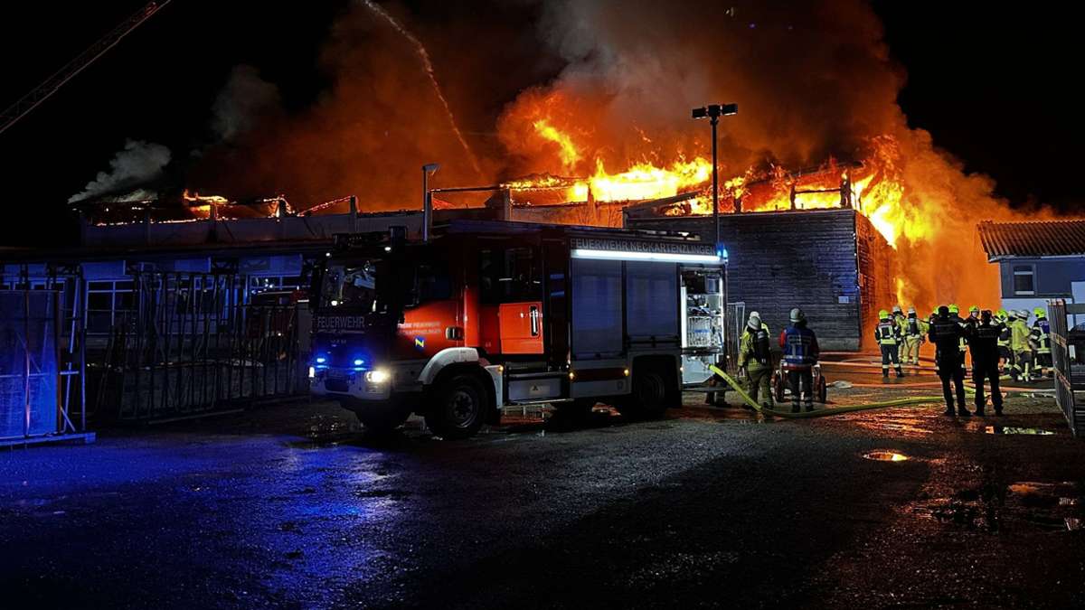 Brand in Neckartailfingen: Feuer zerstört Lagerhalle mit Wohnungen – hoher Schaden