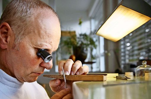 Handarbeit mit Lupe:  Ein Jahr braucht Wilhelm Rieber für eine Uhr. Foto: Gottfried Stoppel
