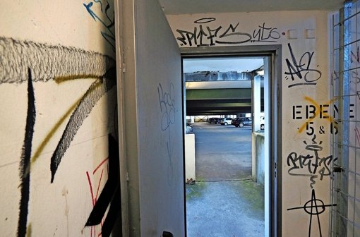 Graffiti, Dreck, Sanierungsbedarf –  das alte Parkhaus Foto: factum/Granville